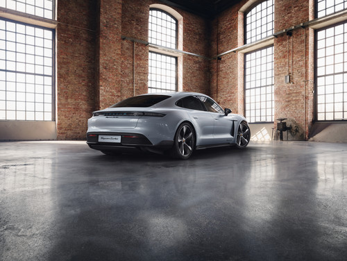 Aus der Porsche-Exclusive-Manufaktur: Taycan Turbo mit Sport-Design-Paket Carbon.
