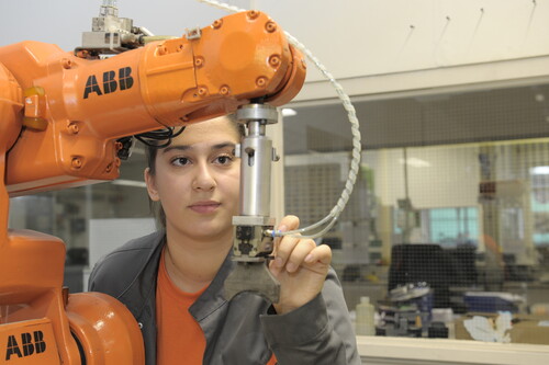 Ausbildung bei Ford im dualen Studiengang „do2technik“: Eine angehende Industriemechanikerin steuert einen Roboter.
