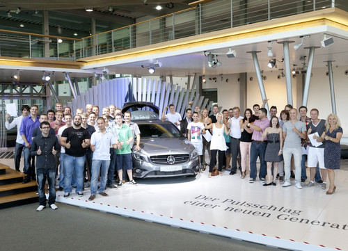 Ausbildungsabschluss bei Mercedes-Benz - Werk Rastatt feiert Jungfacharbeiter und erweitert Ausbildungsangebot: Nachwuchsfachkräfte des Mercedes-Benz Werks Rastatt feiern ihren Ausbildungsabschluss.