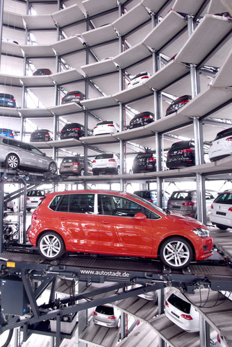 Auslieferungsturm des VW-Kundenzentrums in Wolfsburg.