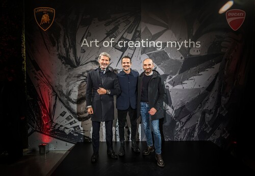 Ausstellung „Art of Creating Myths“ in Bologna (von links): Lamborghini-Präsident Stephan Winkelmann, Künsler Paolo Troilo und Ducati-Chef Claudio Domenicali.