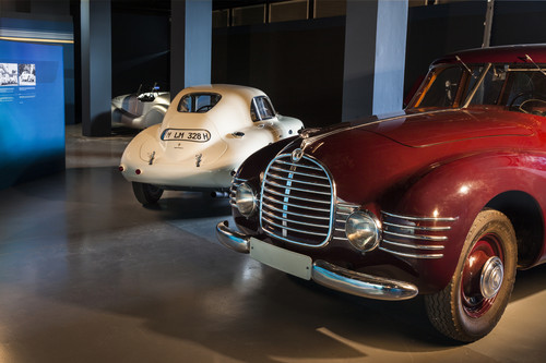 Ausstellung „Strom-Linien-Form – die Faszination des geringen Widerstands&quot;: Horch 930 S von 1939 (r.) und BMW 328 Touring Coupé von 1936.