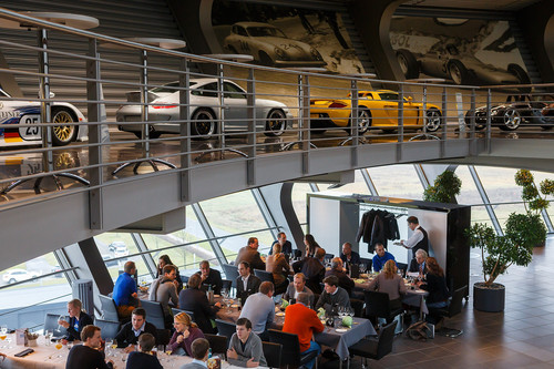 Ausstellung und Restaurant im Kundenzentrum des Porsche-Werks Leipzig.