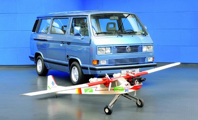 Ausstellungsstück: Volkswagen T3 als Transporter für ein Kamera-Modellflugzeug.