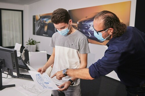 Auszubildende von Skoda erhalten für das achte Azubi-Car Einblick in die Arbeit von Chefdesigner Oliver Stefani (r.) und seinem Team. 