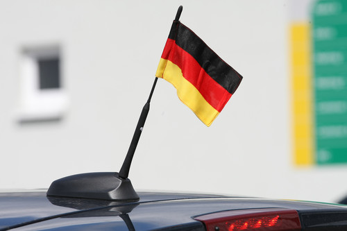 „Auto Bild“, Dekra und der Auto Club Europa haben Fan-Artikel zur Fußball-Europameisterschaft getestet, die zur Befestigung am Auto vorgesehen sind: Fähnchen für die Antenne.