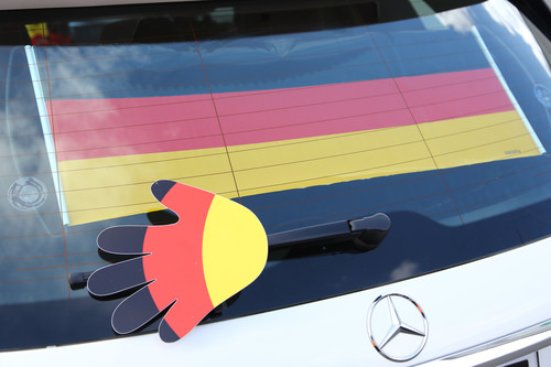 „Auto Bild“, Dekra und der Auto Club Europa haben Fan-Artikel zur Fußball-Europameisterschaft getestet, die zur Befestigung am Auto vorgesehen sind: Winkehand für den Heckscheibenwischer.