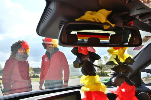 „Auto Bild“, Dekra und der Auto Club Europa haben zehn Fan-Artikel zur Fußball-Europameisterschaft getestet, die zur Befestigung am Auto vorgesehen sind. 