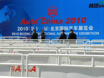 Auto China 2010: Ruhe am Südeingang bis zu Besuchermassen anrollen.
