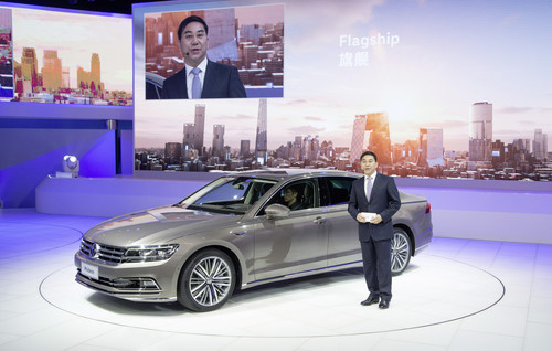 Auto China 2016: Chen Xianzhang, Präsident der SAIC Volkswagen Automotive Co., präsentiert den VW Phideon.