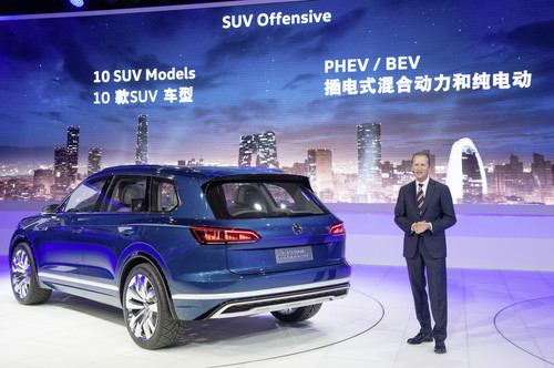 Auto China 2016: VW-Markenvorstand Dr. Herbert Diess präsentiert den T-Prime Concept GTE.