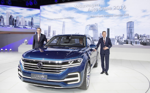 Auto China 2016: VW-Markenvorstand Dr. Herbert Diess (r.) und China-Vorstand Prof. Dr. Jochem Heizmann präsentieren den T-Prime Concept GTE.