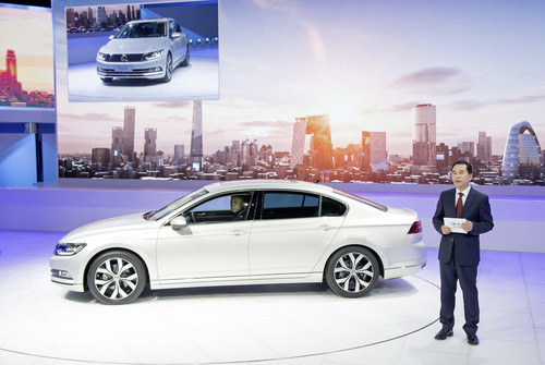 Auto China 2016: Zhang Pijie, Präsident der FAW Volkswagen Automotive Co.,, präsentiert den VW Magotan.