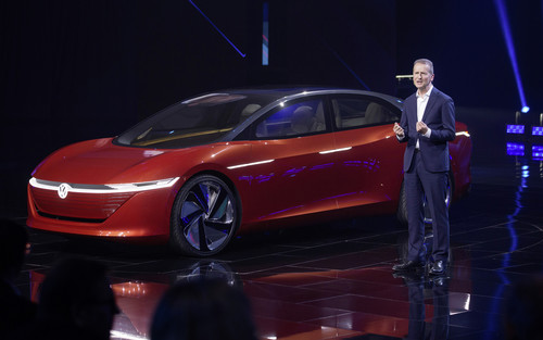 Auto China 2018: VW-Vorstandsvorsitzender Dr. Herbert Diess mit dem I.D. Vizzion. 