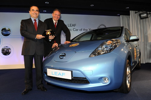Auto des Jahres: Nissan-Chef Carlos Ghosn (links) und Jury-Präsident Hakan Matson bei der Preisverleihung.