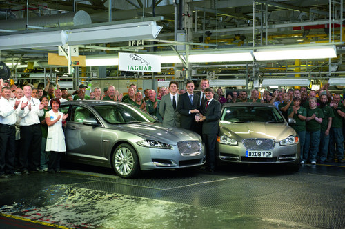 „Auto des Jahrzehnts“: Preisverleihung im Jaguar-Werk Castle Bromwich mit dem allerersten dort gebauten XF und frisch vom Band gerollten XF des Modelljahrgangs 2012.