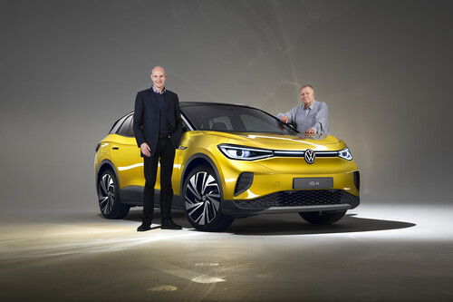 Auto-Medienportal-Chefredakteur Jens Meiners (l.) und Herausgeber Peter Schwerdtmann am VW ID 4. 