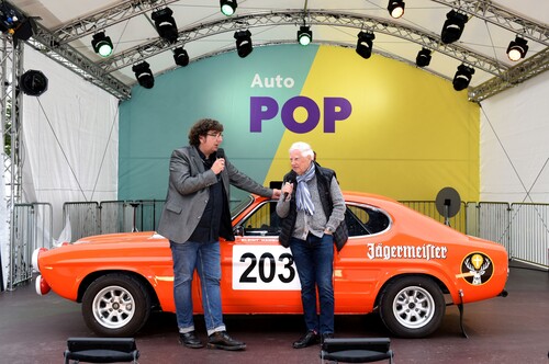 „Auto Pop“ in der Autostadt: Journalist, Buchautor und Rennfahrer Eckhard Schimpf (r.) im Gespräch mit Moderator Knut Simon 