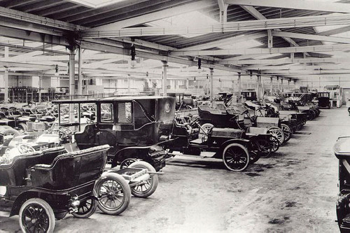 Auto-Produktion bei Opel anno 1906: Blick in die Große Montagehalle in Rüsselsheim.