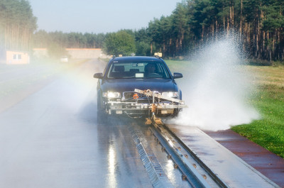 Autofahren bei Nässe: Aquaplaning-Versuche auf dem Contidrom
