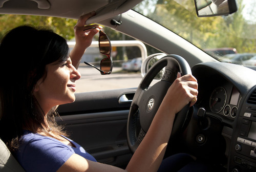 Autofahrer wollen vor allem die Sonnenbrille schnell zur Hand haben.