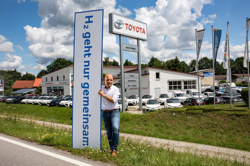 Autohaus-Geschäftsführer Joachim Schober vermietet 30 Mirai bundesweit im Abo.