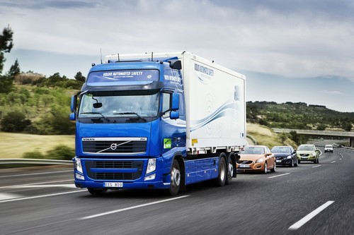Automatisierte Kolonnenfahrt: Der SARTRE-Starßenzug wird von einem Volvo FH angeführt.