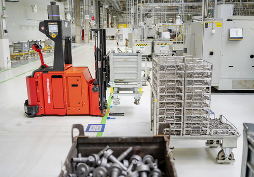 Automatisierte Teilebestellung und -lieferung der CNC-Bearbeitungslinien im Skoda-Komponentenwerk Vrchlabi.