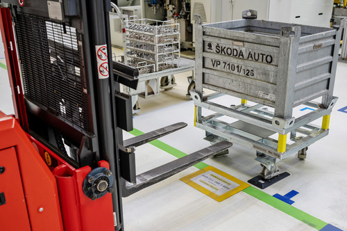 Automatisierte Teilebestellung und -lieferung der CNC-Bearbeitungslinien im Skoda-Komponentenwerk Vrchlabi. Die leeren Ladungsträger melden sich selbstständigt.