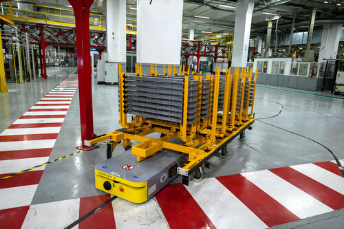 Automatisierter Transportwagen im Renault-Werk Douai. 