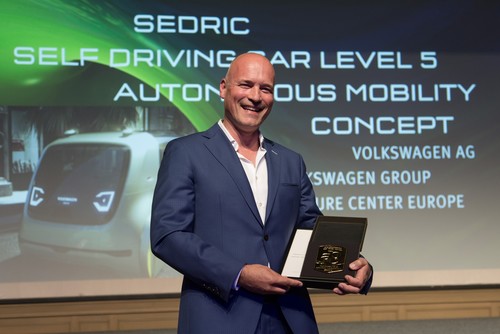 Automotive Brand Contest: Peter Wouda, Leiter Future Center Europe, Vehicle Design, nahm beim Automotive Brand Contest 2017 die Auszeichnung „Innovation of the Year&quot; für den Sedric von Volkswagen entgegen.