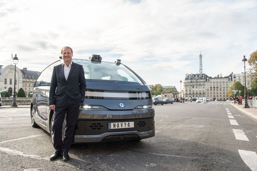 Autonom Cab in Paris und der NAVYA-Gründer Christophe Sapet.