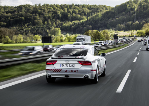 Autonom fahrender Audi A7 Piloted Driving Concept auf der Autobahn. 