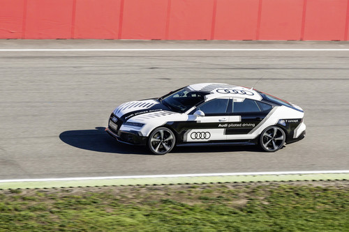Autonom fahrender Audi RS 7 Concept auf der Rennstrecke.
