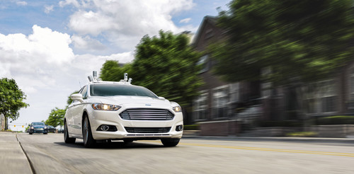 Autonom fahrender Versuchsträger Ford Fusion Hybrid auf den Straßen von Dearborn in den USA. 