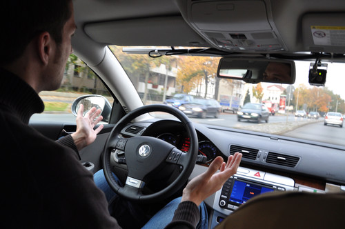 Autonomes Fahren: Fahren ohne Hände m Lednkrad - noch lange illegal.