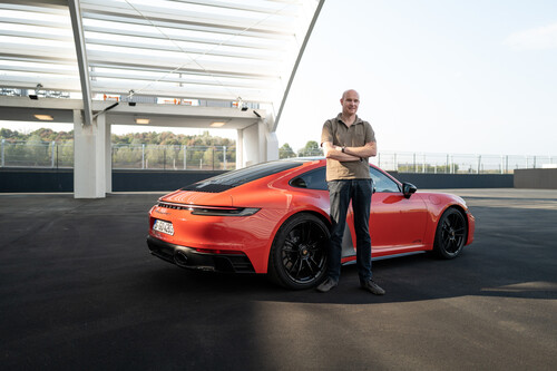 Autor Jens Meiners am Porsche 911 GTS.