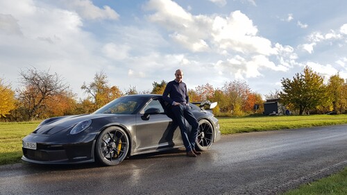 Autor Jens Meiners am Prototyp des Porsche 911 GT3.