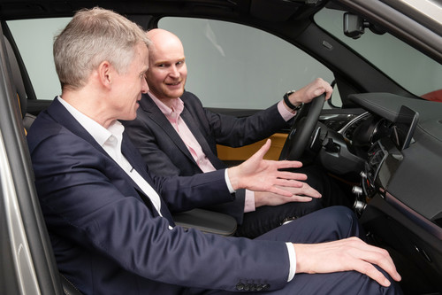 Autor Jens Meiners (am Steuer) und  Produktmanager Carsten Pries im BMW X4 M..
