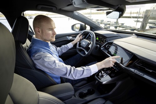 Autor Jens Meiners im Audi Q4 e-Tron Prototyp.