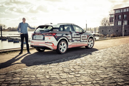 Autor Jens Meiners im Audi Q4 e-Tron Prototyp.