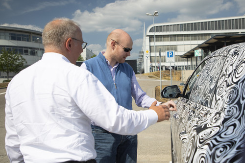Autor Jens Meiners (l.) mit Dr. Werner Kummer, technischer Projektleiter, am Prototyp des Audi Q8.