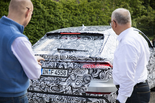Autor Jens Meiners (l.) mit Projektleiter Dr. Werner Kummer am Prototyp des Audi Q8.