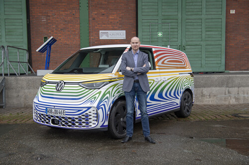 Autor Jens Meiners mit dem VW ID Buzz im bunten Tarnkleid.
