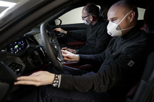 Autor Jens Meiners (v.) und Chefdesigner Marc Lichte im Audi e-Tron GT.