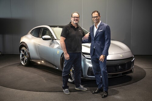 Autor Matthias Knödler mit Chefdesigner Flavio Manzoni am Ferrari Purosangue.