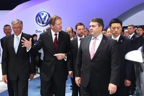 Autoshow in Peking: Wirtschaftsminister Sigmar Gabriel (recht) mit Jochem Heizmann, verantowrtlich für das China-Geschäft von Volkswagen.