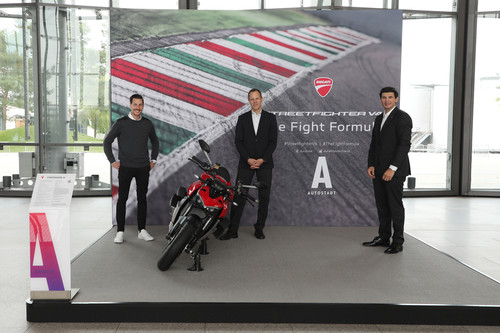 Autostadt: Johannes Stilz, Roland Clement und Michael Schlabitz (v.l.n.r.) bei der Eröffnung der neuen Ducati-Attraktion auf der Piazza.