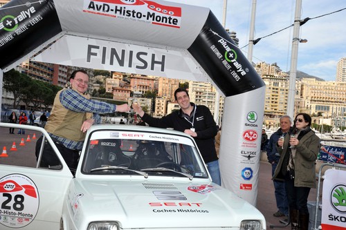 AvD-Histo-Monte 2015: Unsere Autoren Alexander Voigt (links) und Tim Westermann erreichen mit dem Seat 127 Rallye (1973) das Ziel.
