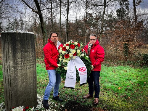 AvD-Marketingleiter Benedikt Preussner (l.) und Pressesprecher Malte Dringenberg legen einen Kranz am Gedenkstein für den vor 85 Jahren tödlich Rennfahrer Bernd Rosemeyer nieder.